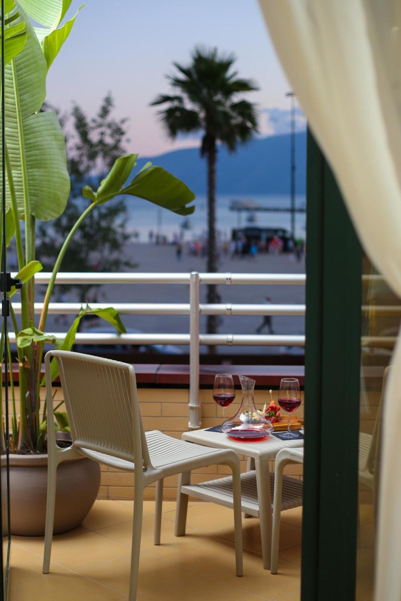 Hotel Brooklyn Vlorë Exteriör bild