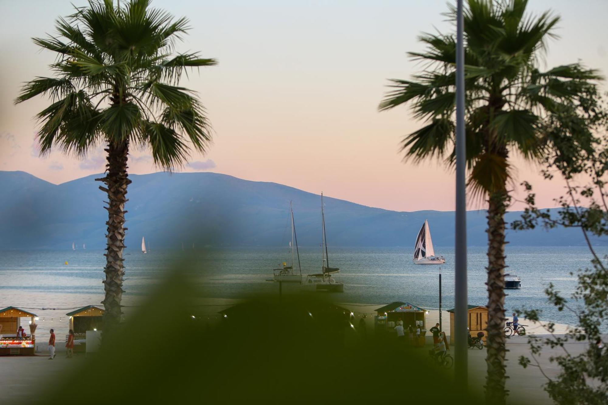 Hotel Brooklyn Vlorë Exteriör bild
